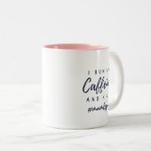 Ik loop op cafeïne en kussen #momlife tweekleurige koffiemok (Voorkant rechts)