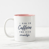 Ik loop op cafeïne en kussen #momlife tweekleurige koffiemok (Links)