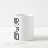 Ik loop op cafeïne en zelfvertrouwen Mok (Center)