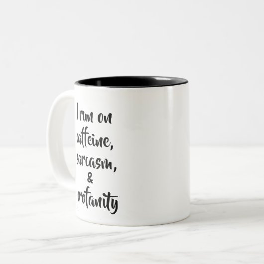 Ik loop op cafeïne, sarcasme en profaniteit tweekleurige koffiemok (Voorkant links)