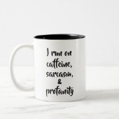 Ik loop op cafeïne, sarcasme en profaniteit tweekleurige koffiemok (Links)