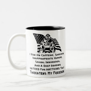 Ik loop op Caffeine, Sarcasm, ongeschikte Humor en Tweekleurige Koffiemok