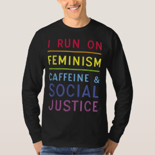 Ik loop op feminisme, affeïne en sociale rechtvaar t-shirt