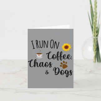 Ik loop op koffie chaos en honden Grappige quote Kaart