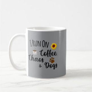 Ik loop op koffie chaos en honden Grappige quote Koffiemok