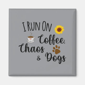 Ik loop op koffie chaos en honden Grappige quote Magneet
