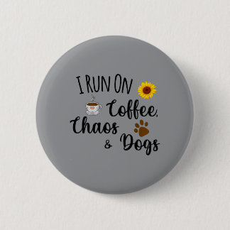 Ik loop op koffie chaos en honden Grappige quote Ronde Button 5,7 Cm