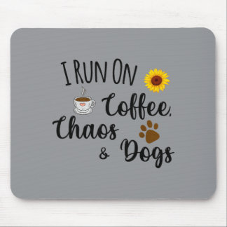 Ik loop op koffie chaos en honden Grappige spreuk Muismat