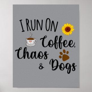 Ik loop op koffie chaos en honden Grappige spreuk Poster