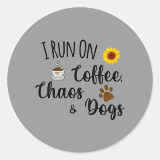 Ik loop op koffie chaos en honden Grappige spreuk Ronde Sticker