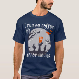 Ik loop op koffie en griezelfilms Leuk en eng Fun T-shirt