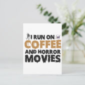 Ik loop op koffie en horror films Funny Halloween Briefkaart (Staand voorkant)