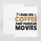 Ik loop op koffie en horror films Funny Halloween Briefkaart (Voorkant / Achterkant)