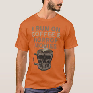Ik loop op koffie en horrorfilms Halloween kostuum T-shirt
