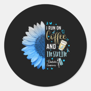 Ik loop op koffie en insuline cadeau voor diabetes ronde sticker
