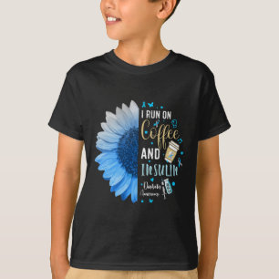 Ik loop op koffie en insuline cadeau voor diabetes t-shirt