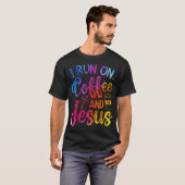 Ik Loop Op Koffie En Jezus Christen T-shirt (Voorkant volledig)