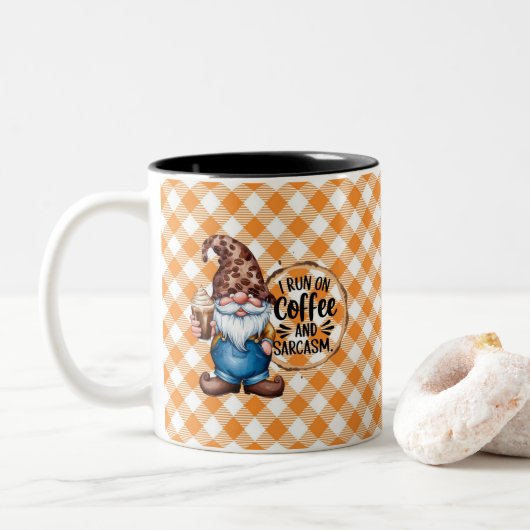 Ik loop op koffie en sarcasme gnoom tweekleurige koffiemok (Met donut)