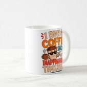 Ik loop op koffie, sarcasme en ongepaste gedachten koffiemok (Voorkant rechts)