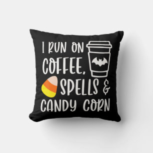 Ik loop op koffiebellen en snoepgoed in de herfst kussen