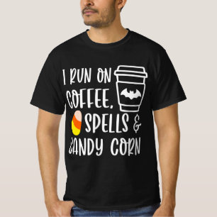 Ik loop op koffiebellen en snoepgoed in de herfst t-shirt