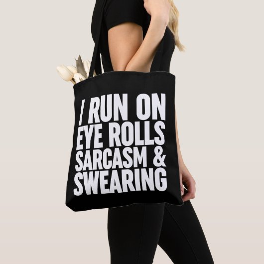 Ik loop op oogrollen, sarcasme en Swearing Tote Bag (Dichtbij)