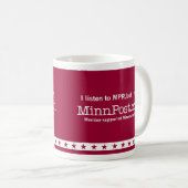 Ik luister naar MPR®, maar ik lees MinnPost.com CO Koffiemok (Voorkant rechts)