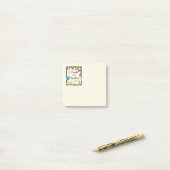 Ik maak kunstbericht met kleurrijk schrijfwaren post-it® notes (Op bureau)