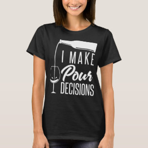 Ik maak onze beslissingen grappige alcohol wijn pr t-shirt