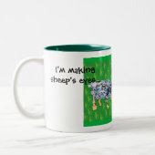 Ik maak schapenogen.... tweekleurige koffiemok (Links)