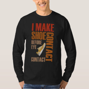 Ik maak schoencontact voor oogcontact schoenontwer t-shirt
