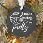 Ik maak String  Yarn   Crafts Chalkboard Ornament<br><div class="desc">Als je een brei- of crocheter bent, ben je een goochelaar met je naalden of haak! Je neemt die saaie (niet saai aan een kraker) bal van garen en maakt het..Alles. De mogelijkheden zijn eindeloos. Maakt een geweldig geschenk voor de ambachtsman in je leven! ©Craft Love & Design → ©Craft...</div>