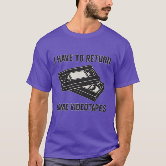 IK MOET WAT VIDEOBANDEN TERUGSTUREN T-SHIRT (Voorkant)