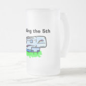 "Ik neem de 5de" mok uit de voorste hoek (Voorkant rechts)