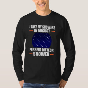 Ik neem mijn douches in augustus in de Perseid Met T-shirt