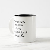 Ik overleef met Jezus en Lieve Tea Tweekleurige Koffiemok (Voorkant links)