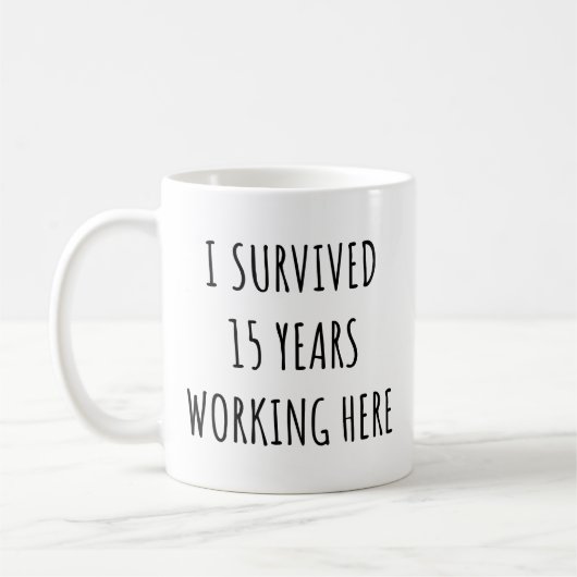 Ik overleefde 15 jaar werken hier grappig pensioen koffiemok (Links)