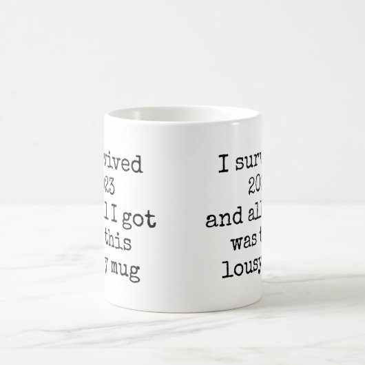 Ik overleefde 2023 Slechte Mok Grappige Citaten (Center)