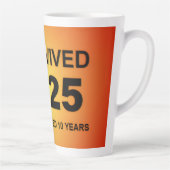 Ik overleefde 2025 latte mok (Rechts)