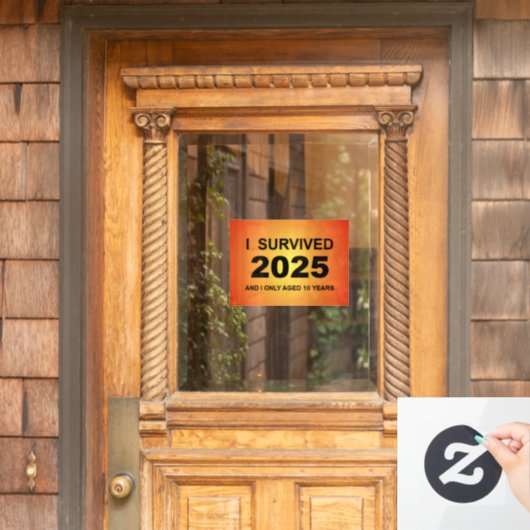 Ik overleefde 2025 raamsticker (Huis Deur)