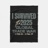 Ik overleefde de 2025 Global Trade War 3 feb25 Gra Fleece Deken (Voorkant)