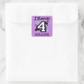 Ik overleefde de 4e klas vierkante sticker (Tas)
