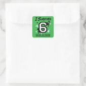 Ik overleefde de 6e klas vierkante sticker (Tas)