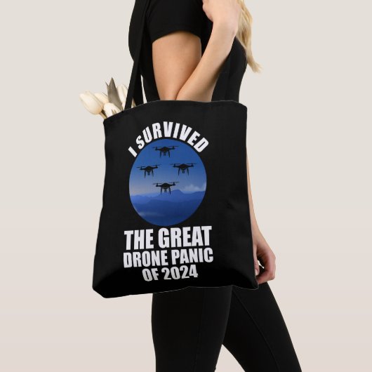 Ik overleefde de grote drone-paniek van 2024 tote bag (Dichtbij)