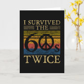 Ik overleefde de jaren 60 twee keer 60 verjaardag  kaart (Gele Bloem)