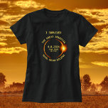 Ik overleefde de totale zonsverduistering 4/8/2024 t-shirt<br><div class="desc">Zag je de Great American total solar eclips op 8 april 2024? Prachtig! Dit coole t-shirt herdenkt de gebeurtenis en kan worden aangepast met uw staat of aangepaste tekst. Het ontwerp is voorzien van een donker silhouet van de maan dat de zon verbergt met een oranje gloed. Voeg uw staat...</div>