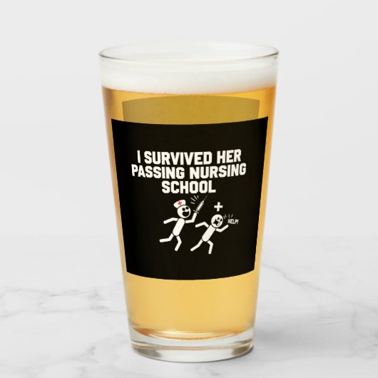 Ik overleefde haar het behalen van de verpleegster glas (Voorkant gevuld)