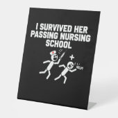 Ik overleefde haar passerende verpleegster reclamebord met voetstuk (Voorkant)