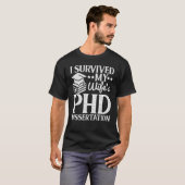 Ik overleefde mijn vrouw's PhD proefschrift Grappi T-shirt (Voorkant volledig)