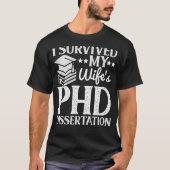 Ik overleefde mijn vrouw's PhD proefschrift Grappi T-shirt (Voorkant)